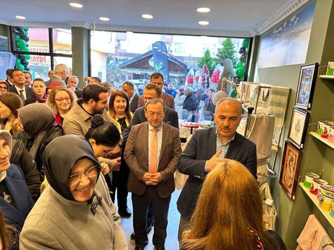 rizede-kurulan-ebruli-eller-kadin-girisimi-ve-kooperatifi-bunyesinde-yoresel-urunlerin-satisinin-gerceklestirilecegi-magaza-acildi-4.jpg