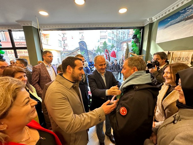 rizede-kurulan-ebruli-eller-kadin-girisimi-ve-kooperatifi-bunyesinde-yoresel-urunlerin-satisinin-gerceklestirilecegi-magaza-acildi-6.jpg