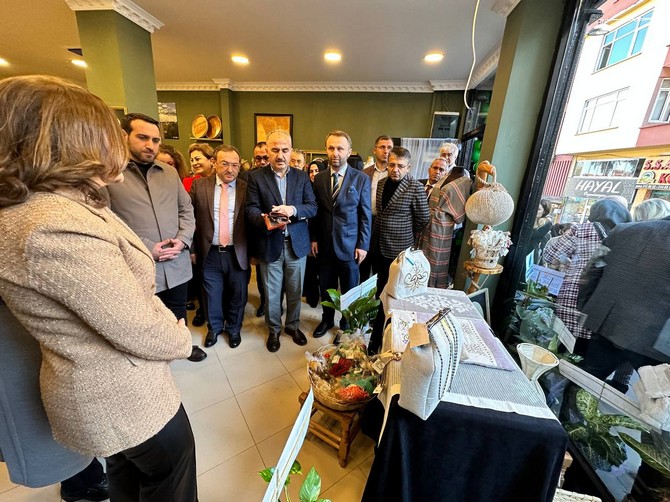 rizede-kurulan-ebruli-eller-kadin-girisimi-ve-kooperatifi-bunyesinde-yoresel-urunlerin-satisinin-gerceklestirilecegi-magaza-acildi-8.jpg