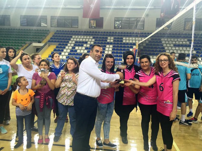 rizede-kurumlar-arasi-voleybol-musabakalari-sona-erdi-(5)-001.jpg