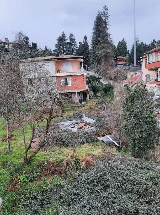 rizede-kuvvetli-ruzgar-nedeniyle-bazi-ev-ve-is-yerlerinin-catisi-uctu-2.jpg