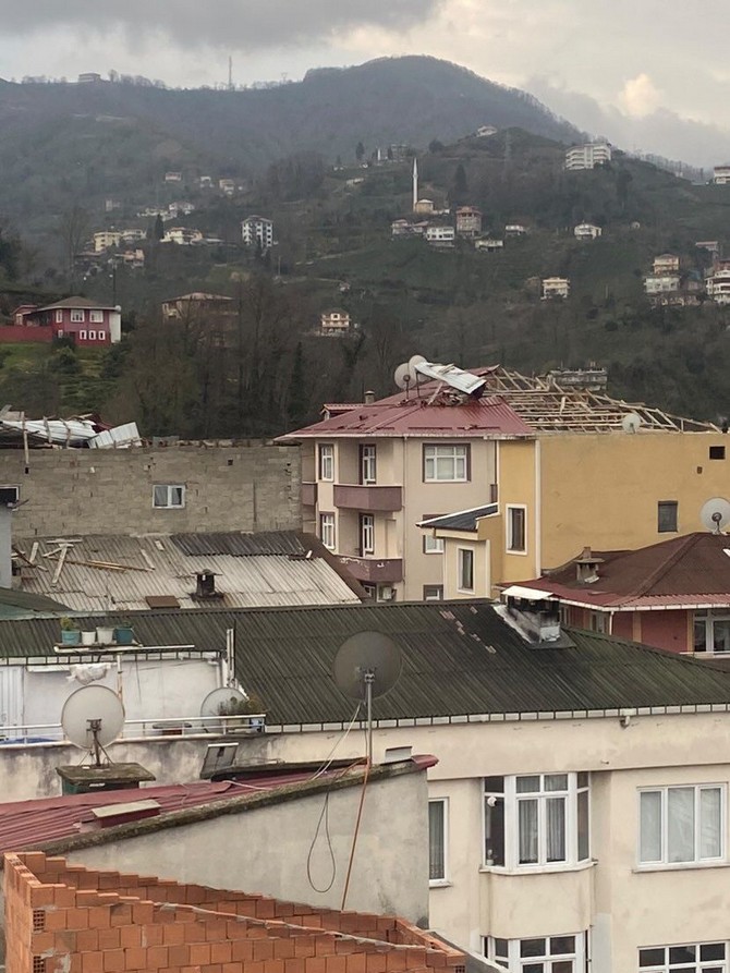 rizede-kuvvetli-ruzgar-nedeniyle-bazi-ev-ve-is-yerlerinin-catisi-uctu-3.jpg