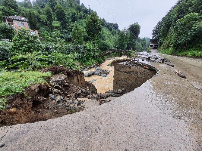 rizede-kuvvetli-yagmur-etkili-oldu-koy-yolunda-heyelan-3.jpg