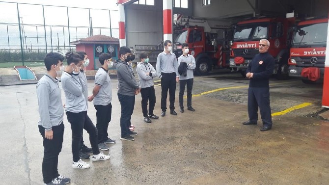 rizede-lise-ogrencileri-itfaiyenin-gorevlerini-ve-ekipmanlarini-tanimak-icin-yerinde-egitim-aldi-1-001.jpg