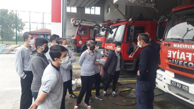 rizede-lise-ogrencileri-itfaiyenin-gorevlerini-ve-ekipmanlarini-tanimak-icin-yerinde-egitim-aldi-6-001.jpg