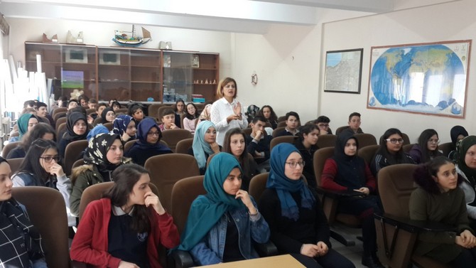rizede-lise-ogrencilerine-hasta-haklari-ve-sorumluluklari-egitimi-verildi-(5).jpg