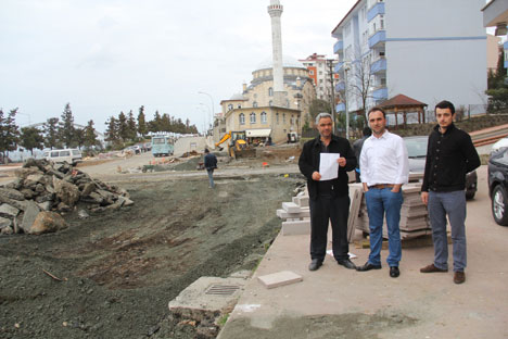 rizede-mahallelinin-yol-tepkisi-2.jpg rizede-mahallelinin-yol-tepkisi-2.jpg