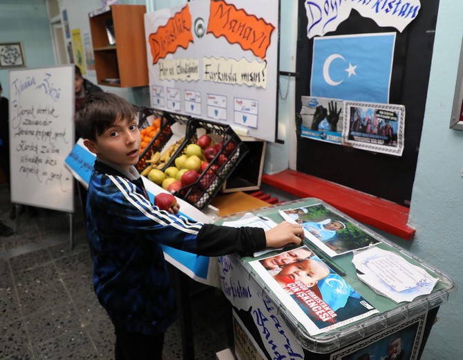 rizede-mahmut-celalettin-okten-imam-hatip-ortaokulu-ogrencileri-ve-ogretmenlerince,-dogu-turkistan-halkina-destek-saglamak-amaciyla-durustluk-manavi-acildi-(1)-001.jpg