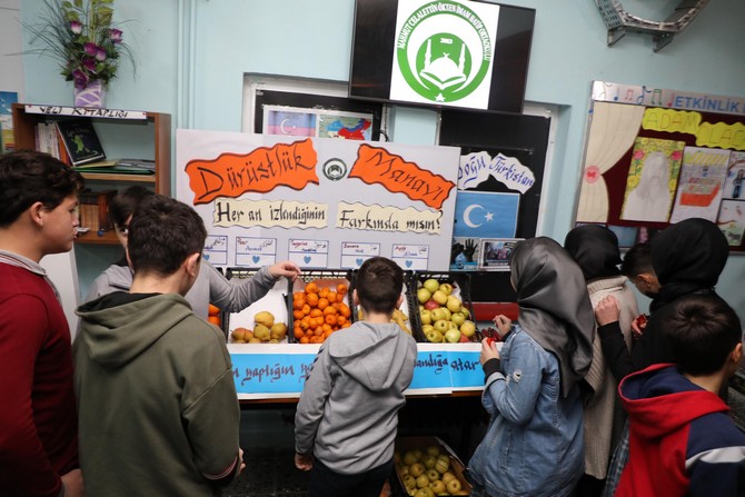 rizede-mahmut-celalettin-okten-imam-hatip-ortaokulu-ogrencileri-ve-ogretmenlerince,-dogu-turkistan-halkina-destek-saglamak-amaciyla-durustluk-manavi-acildi-(3)-001.jpg