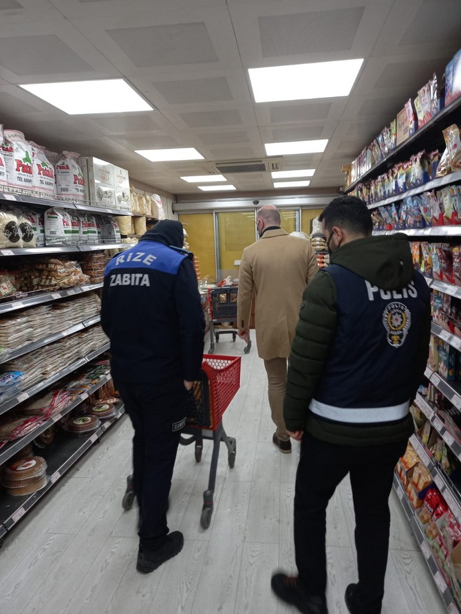 rizede-marketlerde-fahis-fiyat-ile-stokculuk-denetimi-yapildi-10.jpg