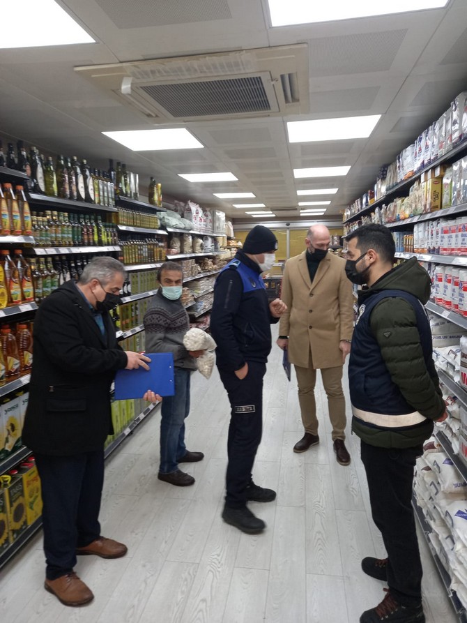 rizede-marketlerde-fahis-fiyat-ile-stokculuk-denetimi-yapildi-13.jpg