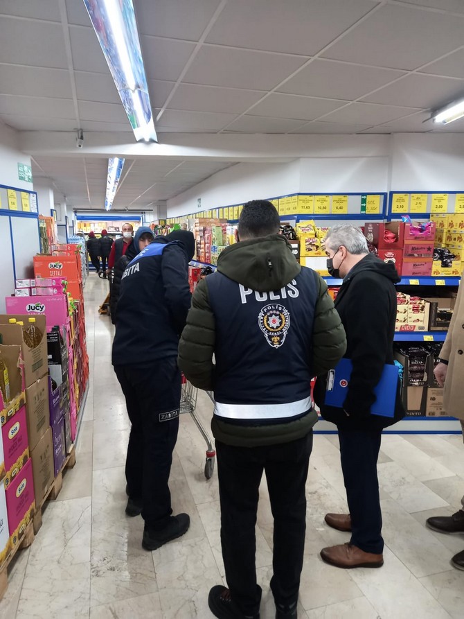 rizede-marketlerde-fahis-fiyat-ile-stokculuk-denetimi-yapildi-14.jpg