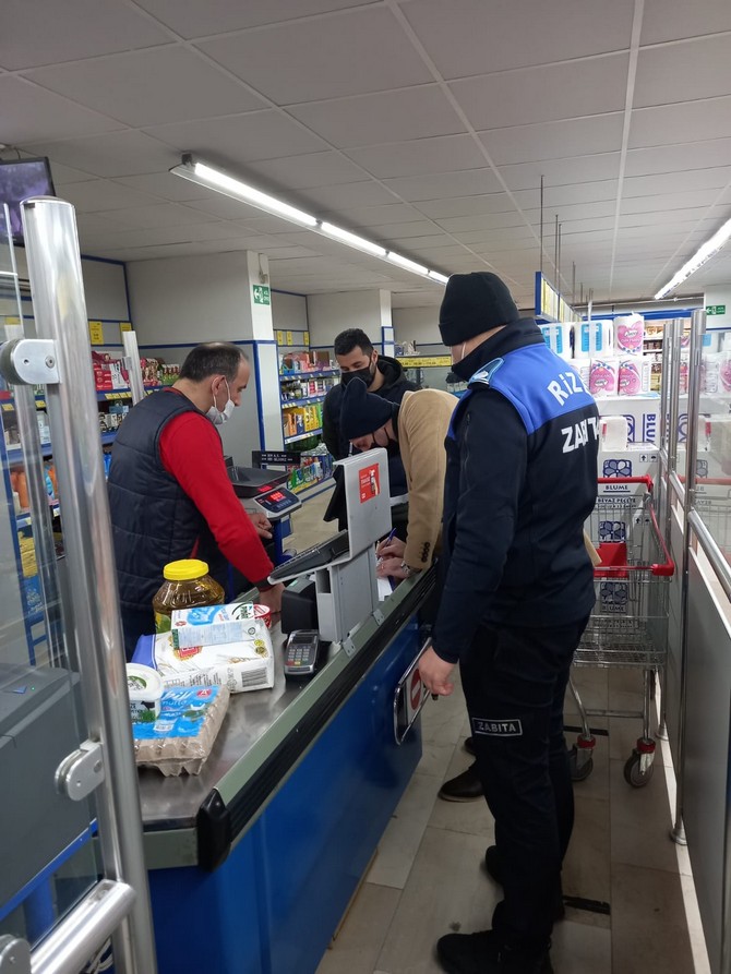 rizede-marketlerde-fahis-fiyat-ile-stokculuk-denetimi-yapildi-15.jpg