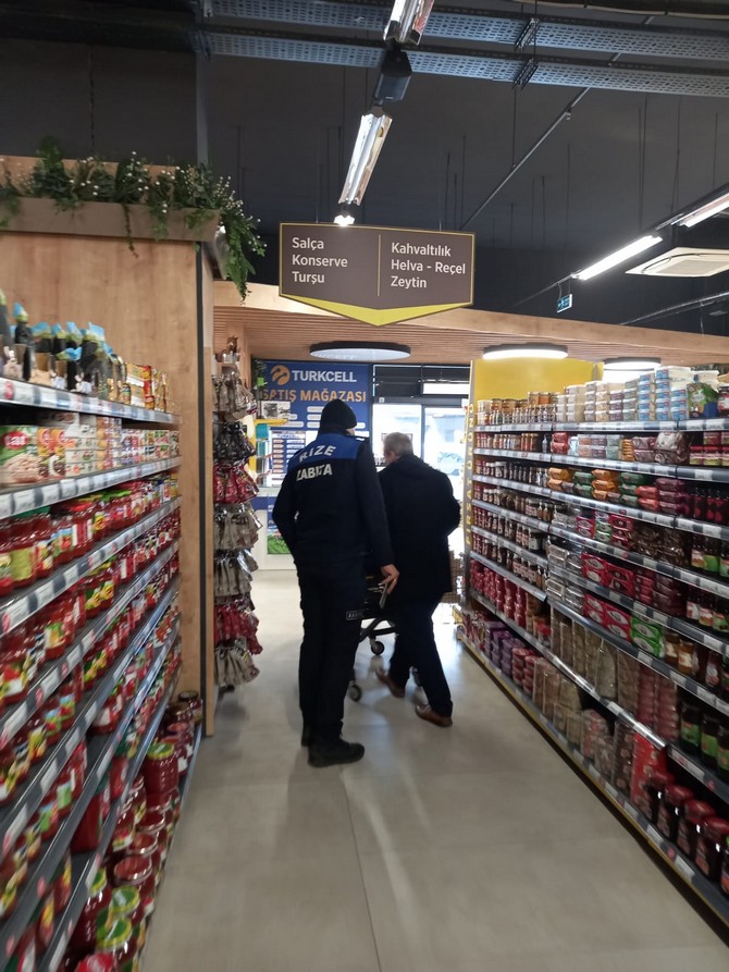 rizede-marketlerde-fahis-fiyat-ile-stokculuk-denetimi-yapildi-16.jpg