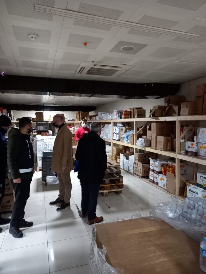 rizede-marketlerde-fahis-fiyat-ile-stokculuk-denetimi-yapildi-17.jpg