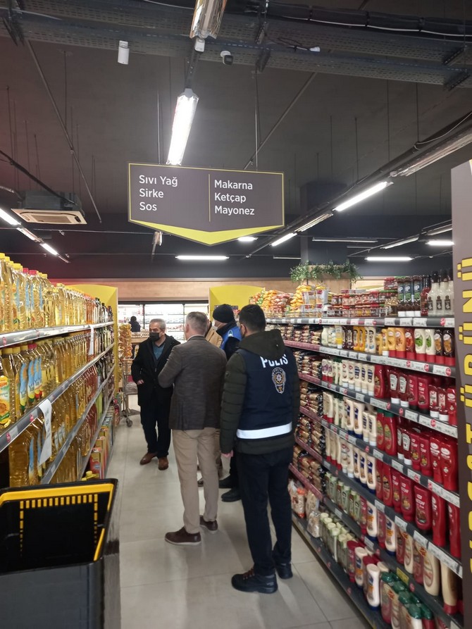 rizede-marketlerde-fahis-fiyat-ile-stokculuk-denetimi-yapildi-23.jpg