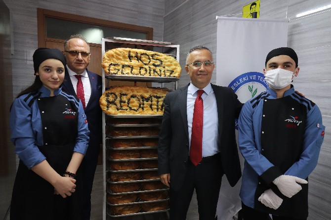 rizede-meslek-lisesi-ogrencilerinin-yaptigi-ekmekler-ihtiyac-sahiplerine-ulastirilacak-6.jpg