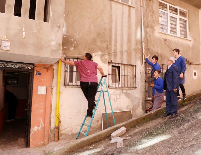 rizede-mesleki-ve-teknik-lisesi-ogrencileri,-kardes-eli-projesi-kapsaminda-ihtiyac-sahibi-vatandaslarin-evlerini-onariyor-(1).jpg