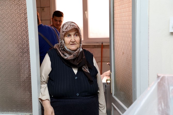 rizede-mesleki-ve-teknik-lisesi-ogrencileri,-kardes-eli-projesi-kapsaminda-ihtiyac-sahibi-vatandaslarin-evlerini-onariyor-(3).jpg