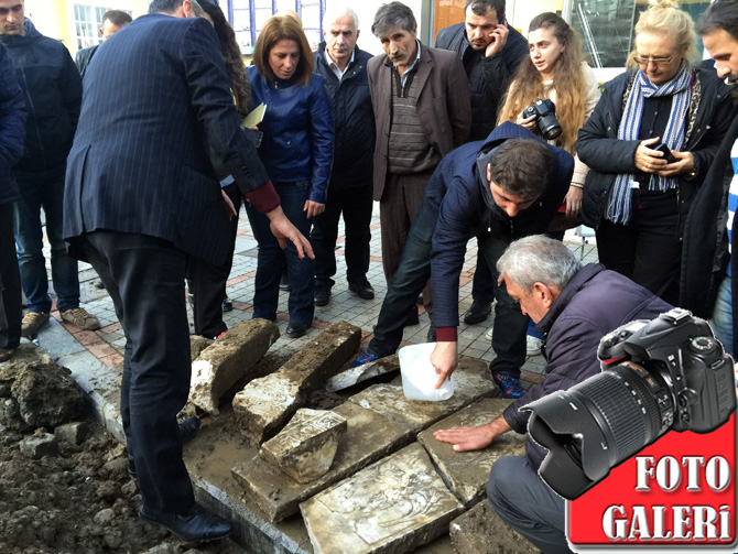 rizede-meydan-projesi-kapsaminda-15-temmuz-demokrasi-ve-cumhuriyet-meydanindaki-kazi-calismalarinda-280-yil-oncesine-ait-mezar-taslari-bulundu-foto-galeri.jpg