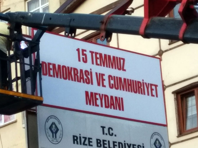 rizede-meydana-demokrasi-ve-cumhuriyet-meydani-tabelasi-asildi-2.jpg