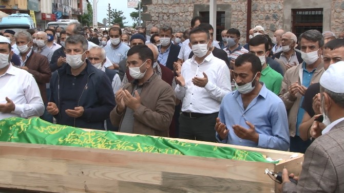 rizede-meydana-gelen-selde-hayatini-kaybeden-ali-uzun,-son-yolculuguna-ugurlandi-(2).jpg