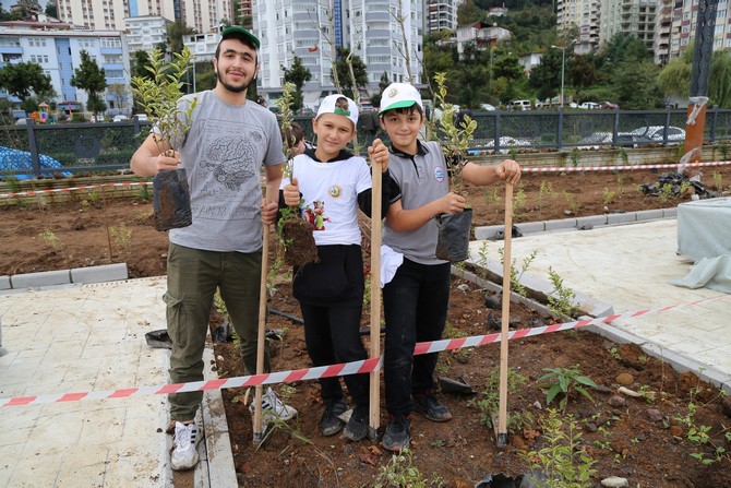 rizede-milli-agaclandirma-gununde-fidanlar-toprakla-bulusturuldu-11.jpg