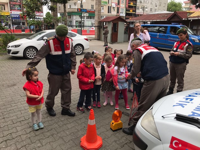 rizede-minik-ogrencilerden-jandarmaya-ziyaret-(1).jpg