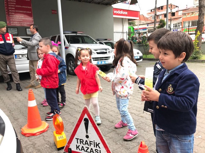 rizede-minik-ogrencilerden-jandarmaya-ziyaret-(13).jpg