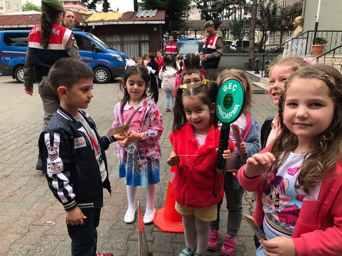 rizede-minik-ogrencilerden-jandarmaya-ziyaret-(15).jpg