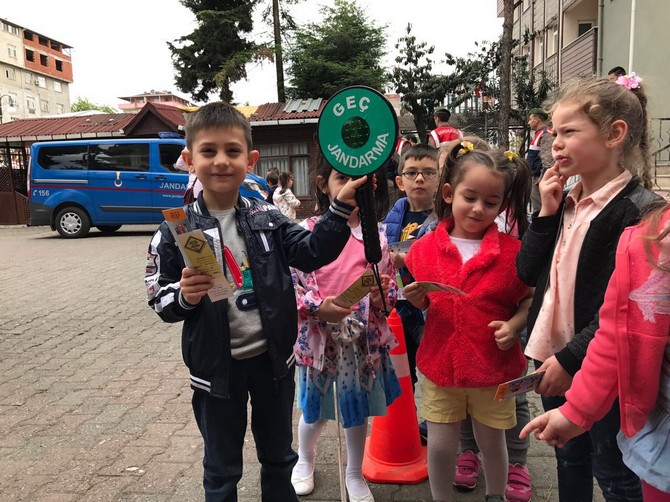 rizede-minik-ogrencilerden-jandarmaya-ziyaret-(16).jpg