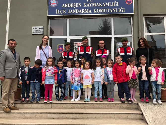 rizede-minik-ogrencilerden-jandarmaya-ziyaret-(2).jpg