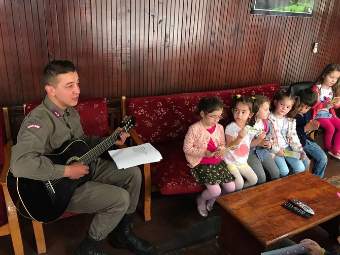 rizede-minik-ogrencilerden-jandarmaya-ziyaret-(23).jpg