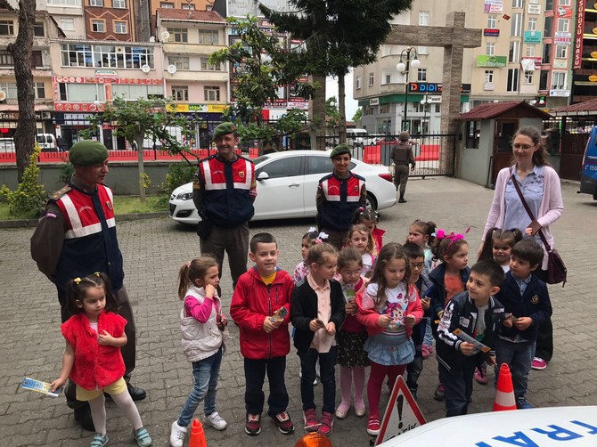 rizede-minik-ogrencilerden-jandarmaya-ziyaret-(3).jpg