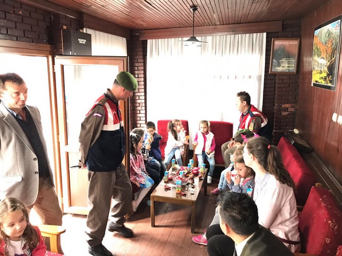 rizede-minik-ogrencilerden-jandarmaya-ziyaret-(31).jpg