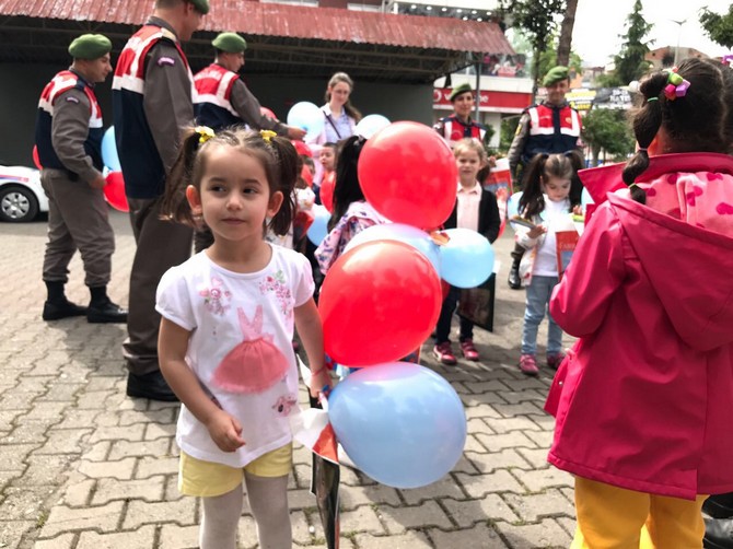 rizede-minik-ogrencilerden-jandarmaya-ziyaret-(34).jpg