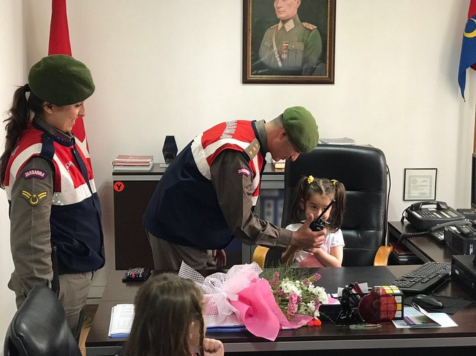 rizede-minik-ogrencilerden-jandarmaya-ziyaret-(39).jpg