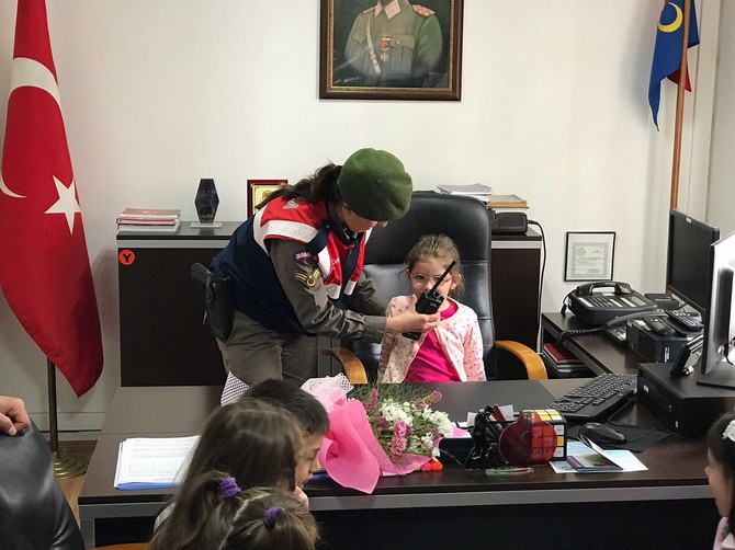 rizede-minik-ogrencilerden-jandarmaya-ziyaret-(40).jpg