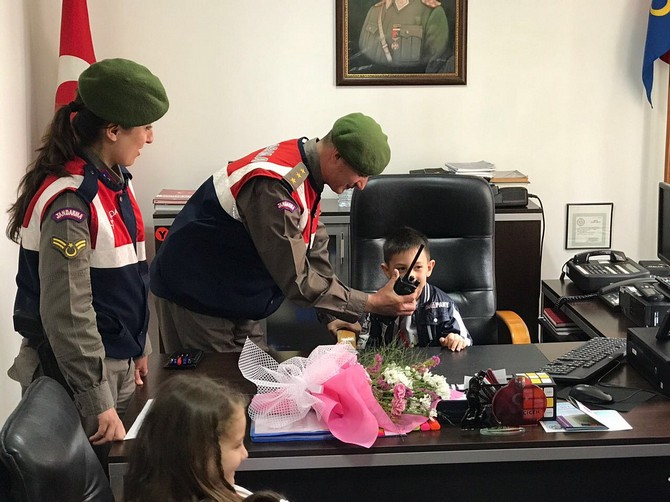 rizede-minik-ogrencilerden-jandarmaya-ziyaret-(42).jpg