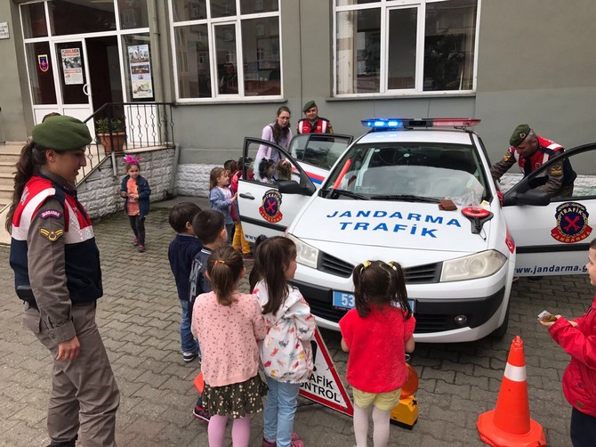 rizede-minik-ogrencilerden-jandarmaya-ziyaret-(6).jpg