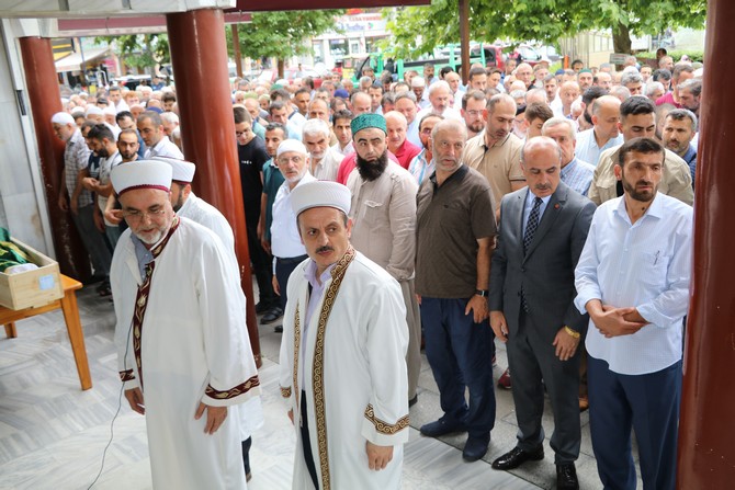 rizede-misir-lideri-mursi-icin-giyabi-cenaze-namazi-kilindi-(6).jpg