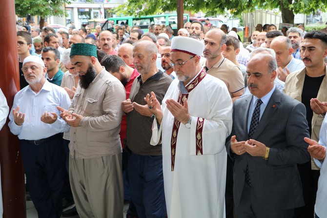 rizede-misir-lideri-mursi-icin-giyabi-cenaze-namazi-kilindi-(7).jpg