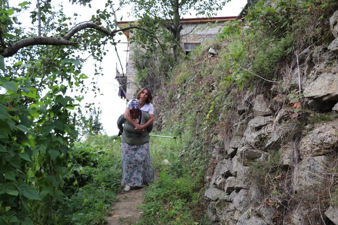 rizede-ms-hastasi-39-yasindaki-nejla-bas-meraloglu,-yuzde-85-engelli-oldugu-icin-yolu-olmayan-evine-annesinin-sirtinda-gitmek-zorunda-kaliyor-(3).jpg