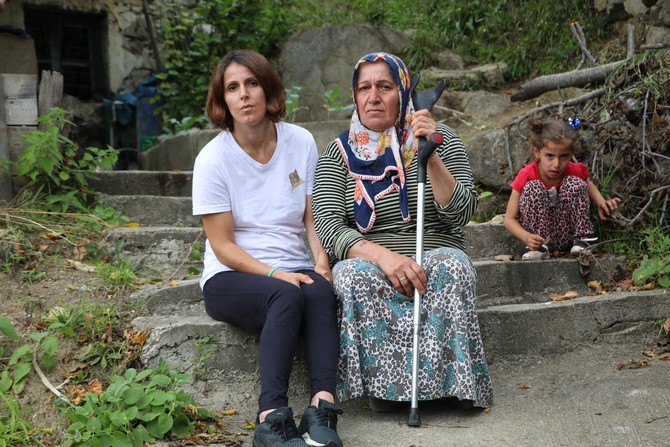 rizede-ms-hastasi-39-yasindaki-nejla-bas-meraloglu,-yuzde-85-engelli-oldugu-icin-yolu-olmayan-evine-annesinin-sirtinda-gitmek-zorunda-kaliyor-(4).jpg