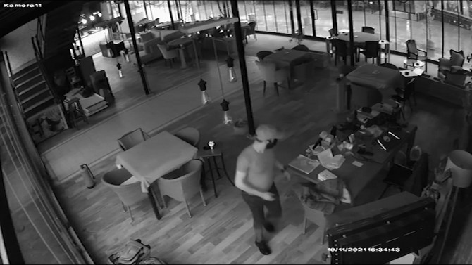 rizede-musteri-olarak-girdigi-kafeteryanin-sahibine-ait-laptopu-ve-cep-telefonunu-calan-sahis-guvenlik-kamerasina-yakalandi-5.jpg