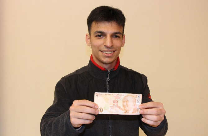 rizede-musterinin-verdigi-50tlde-sifir-olmadigini-fark-eden-islam-sancaktutan-isimli-isletme-sahibi-hatali-basim-sifiri-olmayan-50-tlye-75-bin-tl-fiyat-biciyor-3.jpg