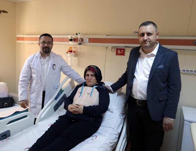 rizede-nefes-darligi-sikayetiyle-recep-tayyip-erdogan-universitesi-egitim-ve-arastirma-hastanesine-basvuran-ziynet-soykanin-(ortada)-kalbindeki-24-santimetrelik-tumor,-basarili-operasyonla-alindi-(1).jpg