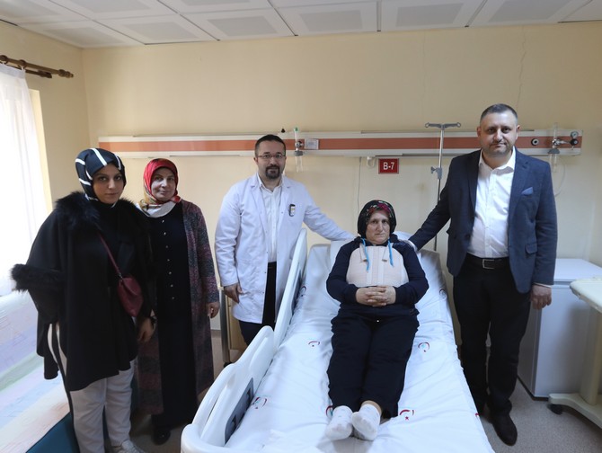 rizede-nefes-darligi-sikayetiyle-recep-tayyip-erdogan-universitesi-egitim-ve-arastirma-hastanesine-basvuran-ziynet-soykanin-(ortada)-kalbindeki-24-santimetrelik-tumor,-basarili-operasyonla-alindi-(2).jpg