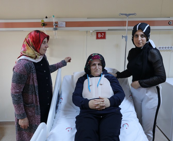 rizede-nefes-darligi-sikayetiyle-recep-tayyip-erdogan-universitesi-egitim-ve-arastirma-hastanesine-basvuran-ziynet-soykanin-(ortada)-kalbindeki-24-santimetrelik-tumor,-basarili-operasyonla-alindi-(3).jpg