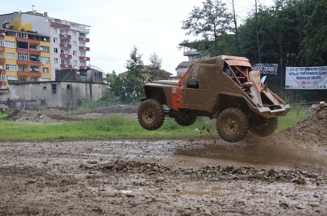 rizede-off-road-yarislari-nefes-kesti!-(7).jpg